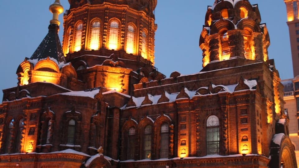 Saint Sophia Cathedral 聖索菲亜教堂(Shèng Suǒfēiyà Jiàotáng) is situated at Daolitou long street,Harbin city. It was first constructed in 1907 and is now the biggest church of Eastern Orthodox in China. The walls of the church are simply constructed from redbricks. the church is 36m high.with 5 domes big or small.It covers an area of 721sq.m and is a typical representative of Byzantine architecture.It is now the muncipal architecture art museum of Harbin and a key cultural relics unit under state protection.