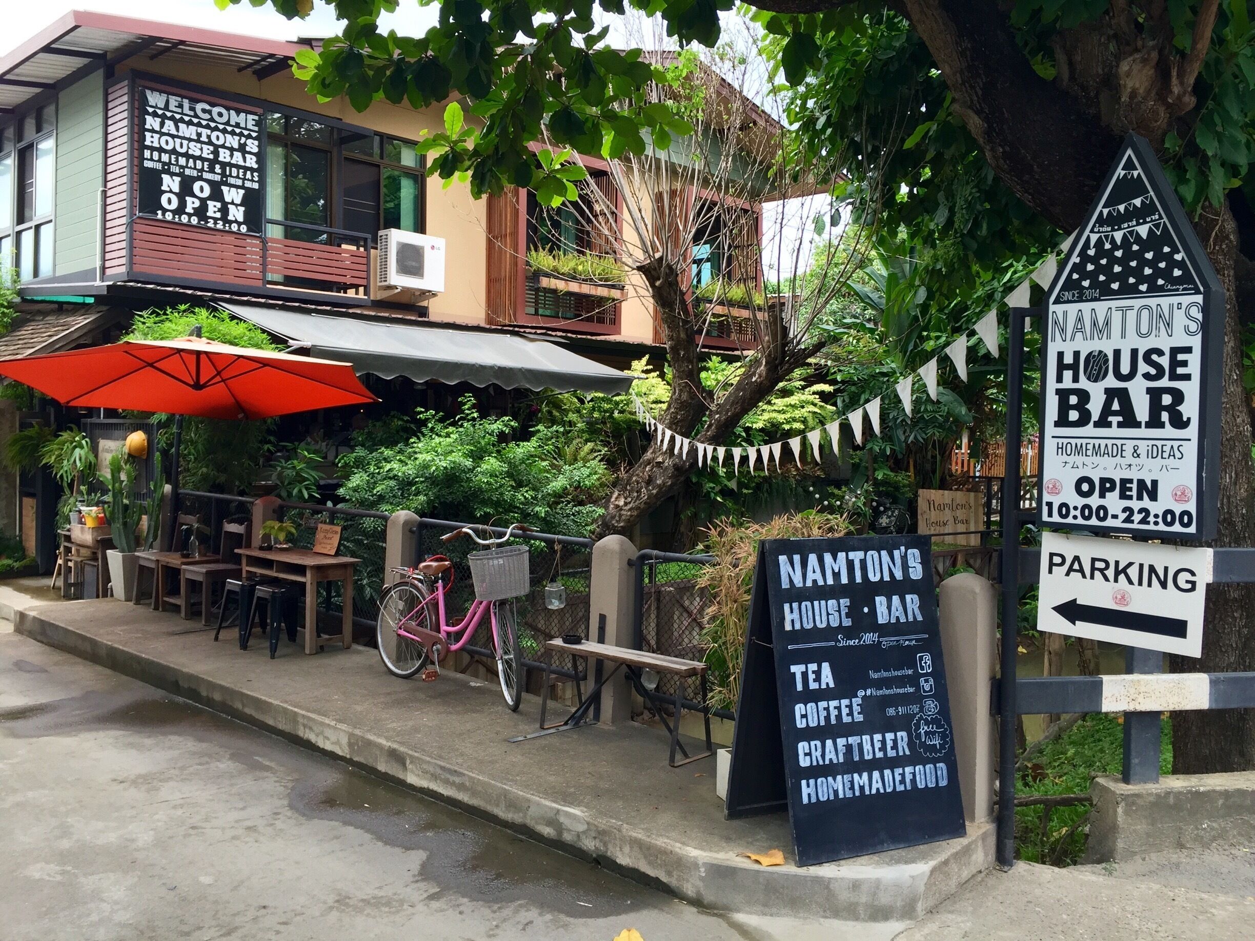 Excellent bar and restaurants with an amazing range of beers. Really nice place. 