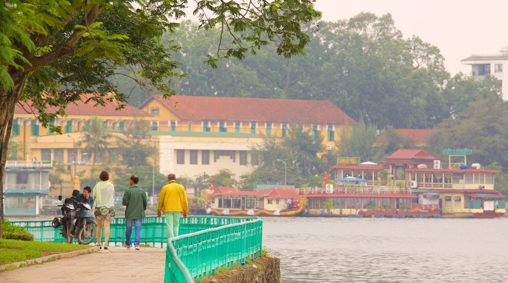 Tay Ho som inkluderar en sjö eller ett vattenhål såväl som en liten grupp av människor