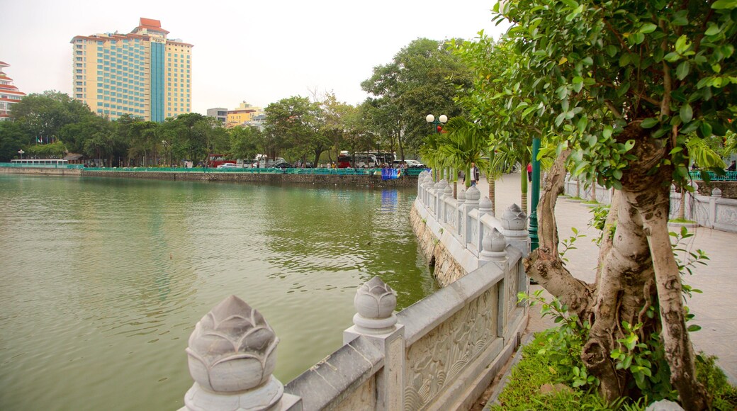 Tay Ho que incluye un lago o abrevadero