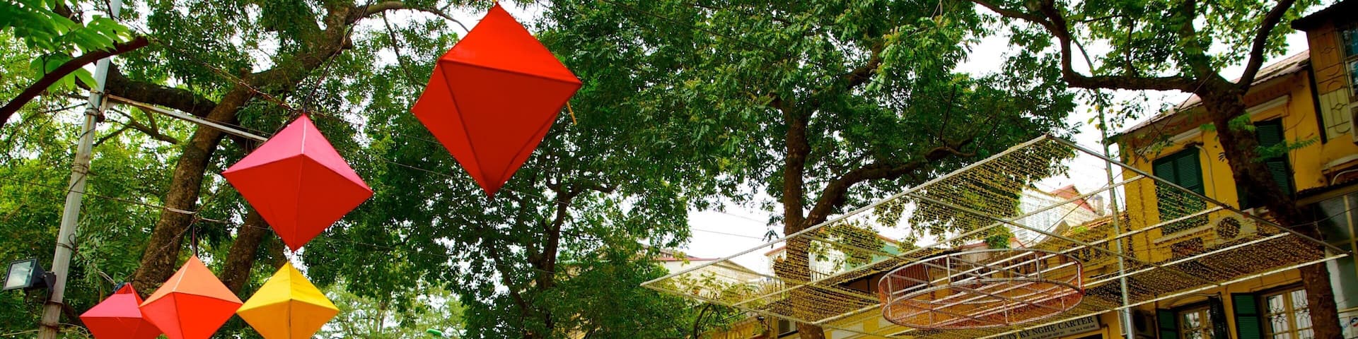 Hoan Kiem showing a city, street scenes and signage