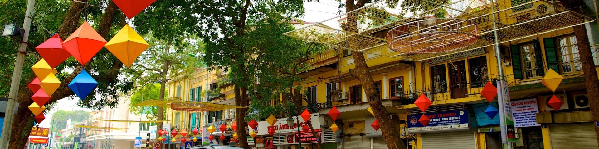 Hoan Kiem showing a city, street scenes and signage