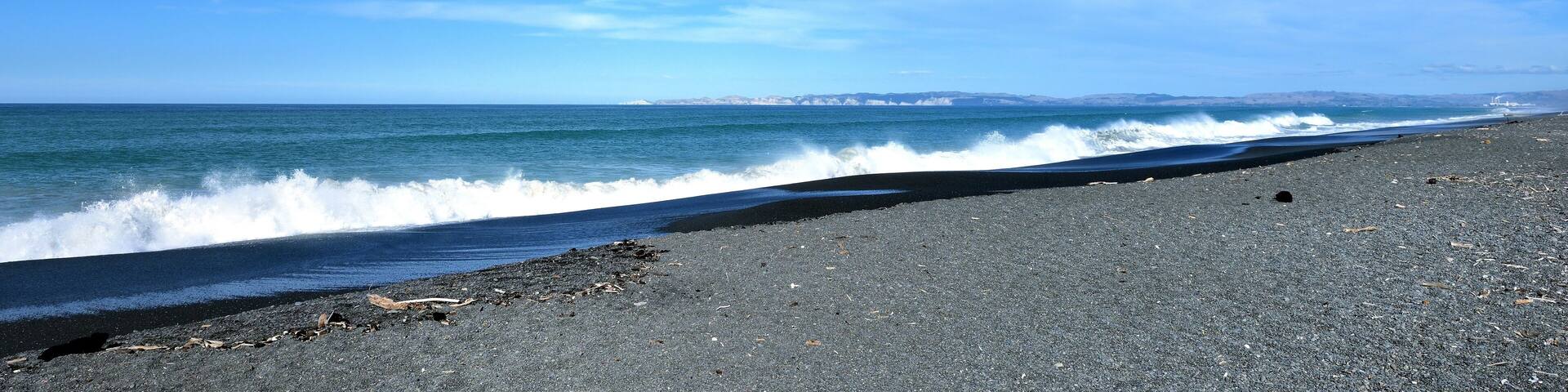 Long crashing waves on to the steep stoney beach of Napier