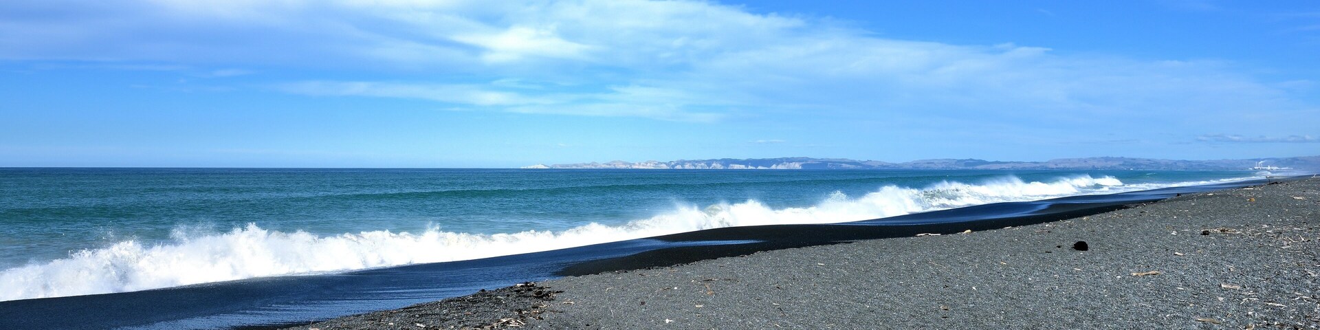 Long crashing waves on to the steep stoney beach of Napier