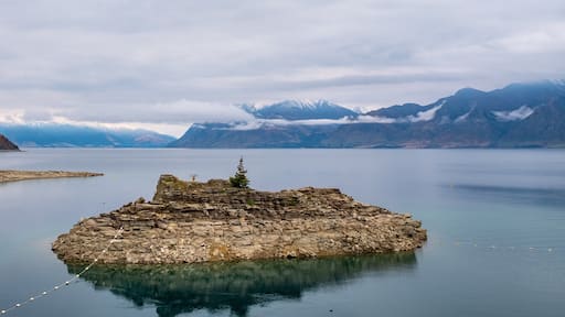 Wanaka featuring a lake or waterhole