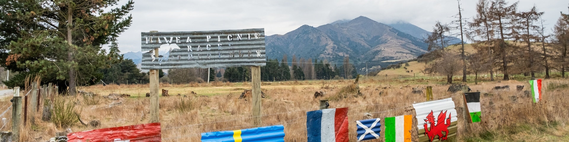 Albert Town showing tranquil scenes and mountains