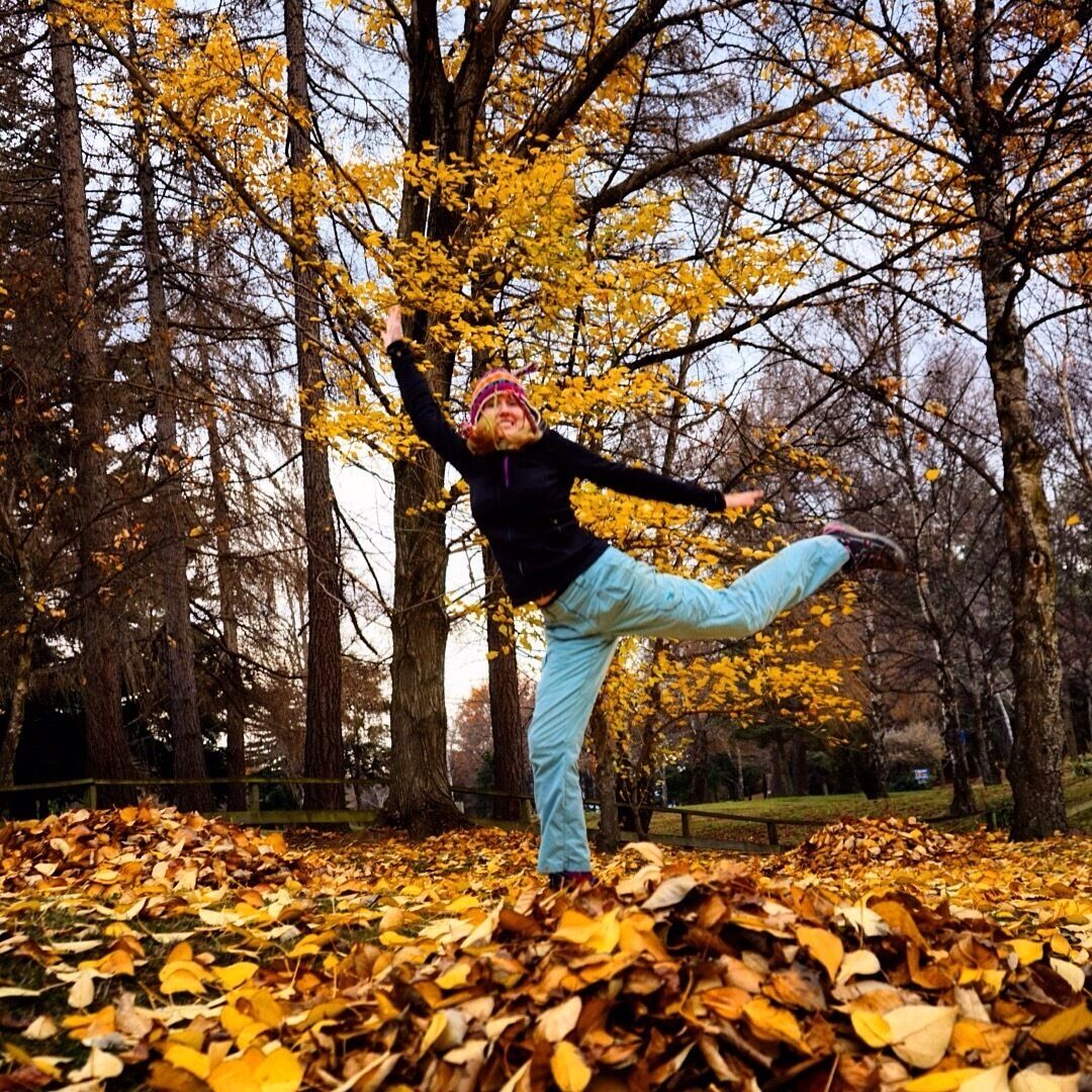 We found a street where it's still autumn - not winter! :) Loving New Zealand's colours!

#alifefullofserendipity #serendipitytess #travel #travelling #travelblogger #nomad #globetrotter #rtw #wanderlust #photooftheday  #adventure  #travelphotography #photo #newzealand #southisland 
#NZmustdo #tree #autumn #leaf #yoga #pose #happiness #fun #lovewanaka