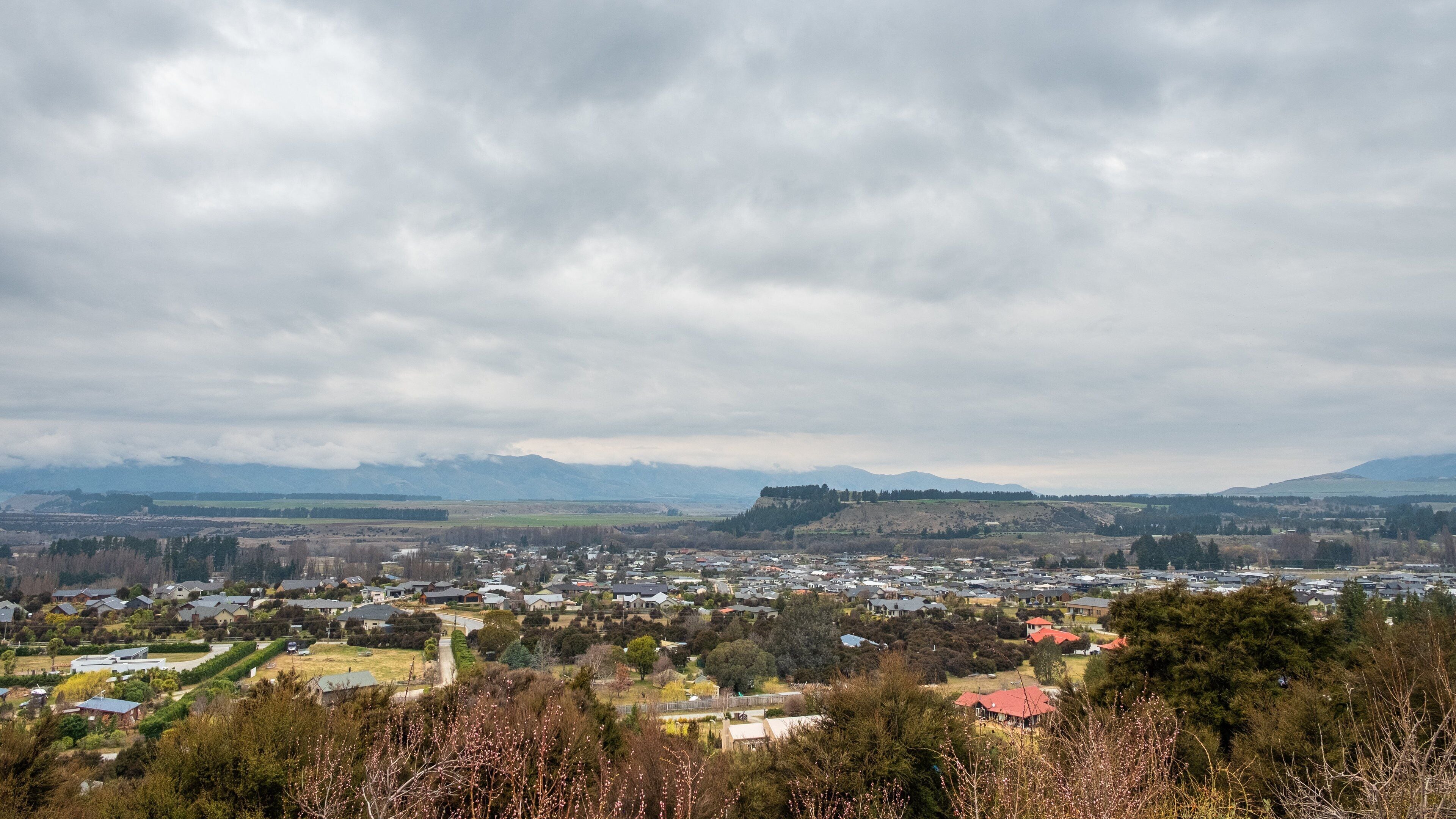 Albert Town showing a small town or village and landscape views