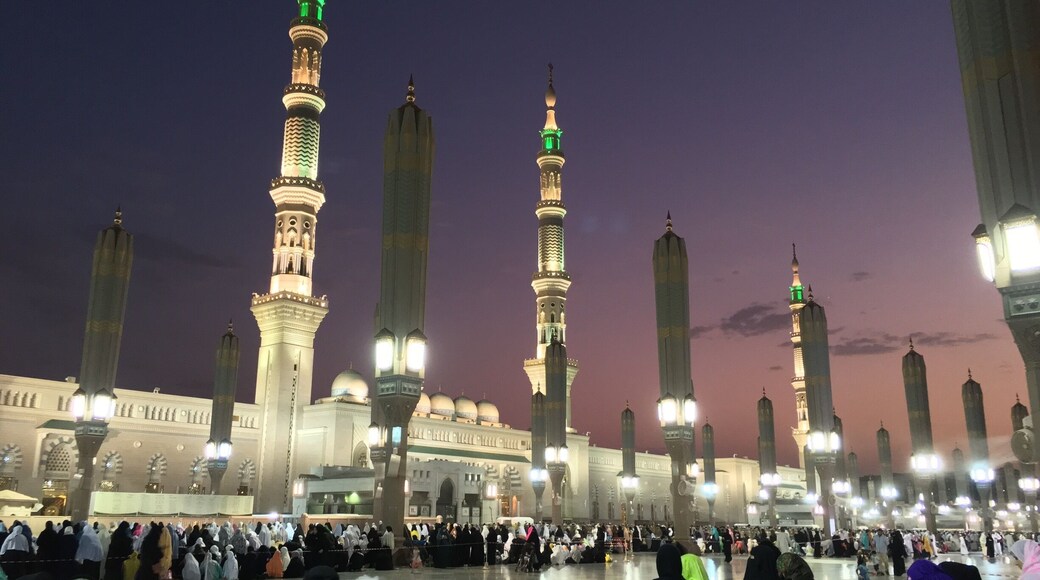 Prophet's Mosque at sunset.
Tranquility and inner peace is what I found here.