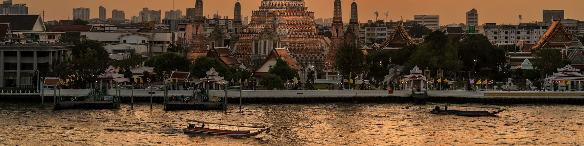 Wat Arun Temple in sunset, Temple of Dawn near Chao Phraya river. Landmark and popular for tourist attraction and Travel destination in Bangkok, Thailand and Southeast Asia concept