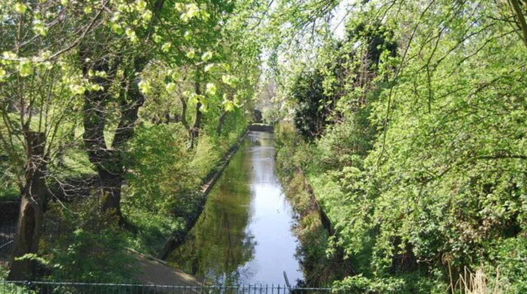 en:Betts Park, Anerley: last trace of the en:Croydon Canal