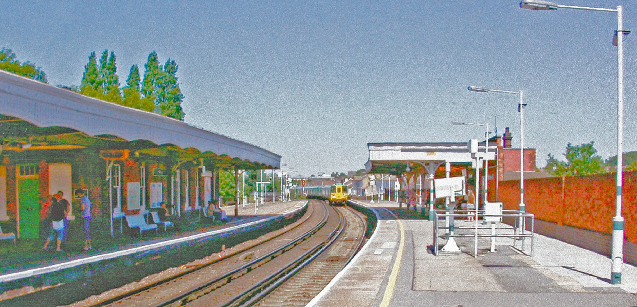 Selhurst station. View NW, towards Clapham Junction and Victoria as a Down local train approaches: ex-LB&SCR Victoria - East Croydon - Redhill - Brighton etc. main line.