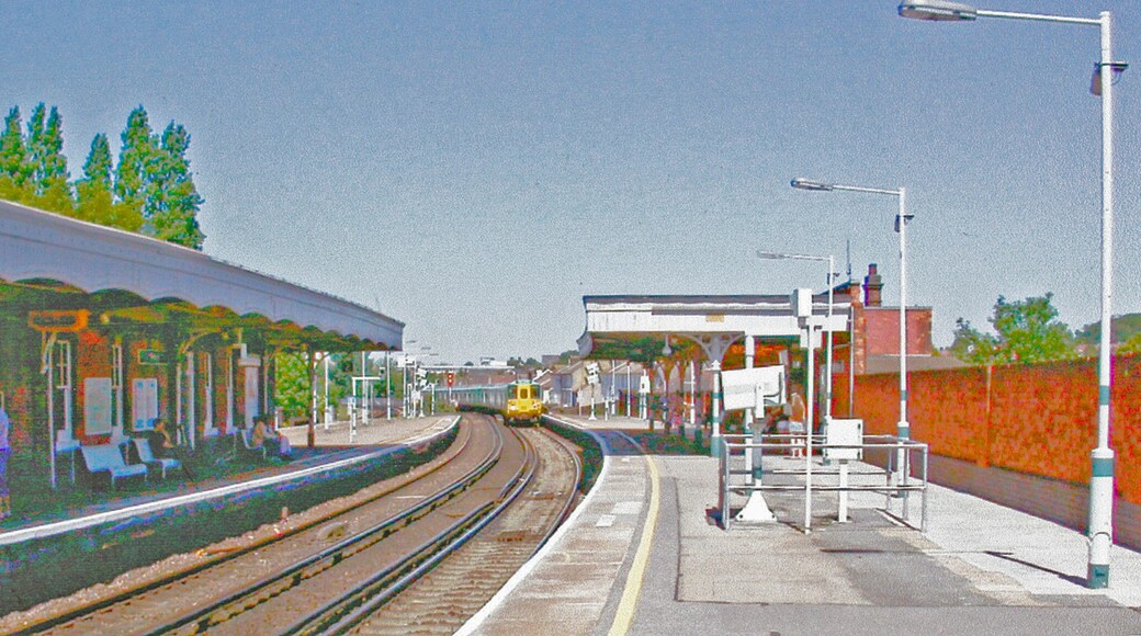 Selhurst station. View NW, towards Clapham Junction and Victoria as a Down local train approaches: ex-LB&SCR Victoria - East Croydon - Redhill - Brighton etc. main line.