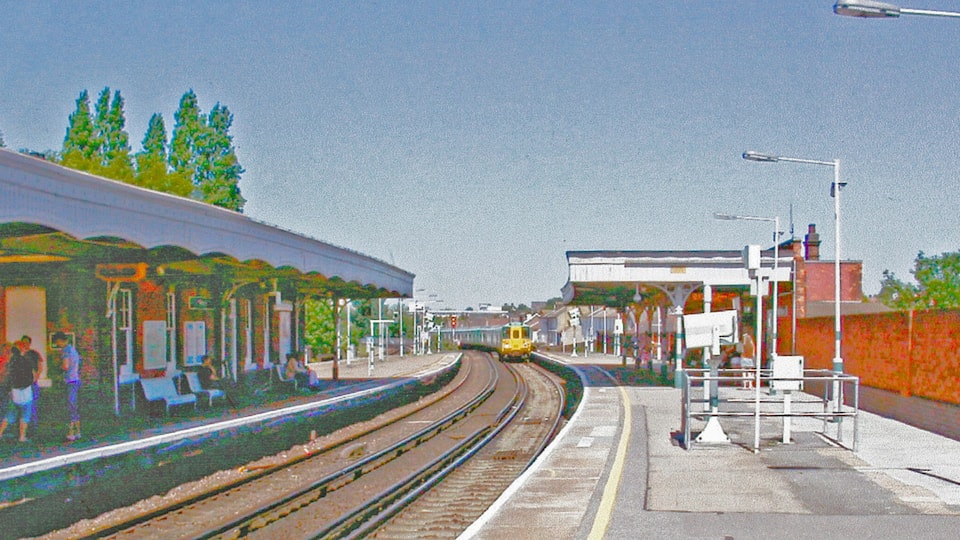 Selhurst station. View NW, towards Clapham Junction and Victoria as a Down local train approaches: ex-LB&SCR Victoria - East Croydon - Redhill - Brighton etc. main line.