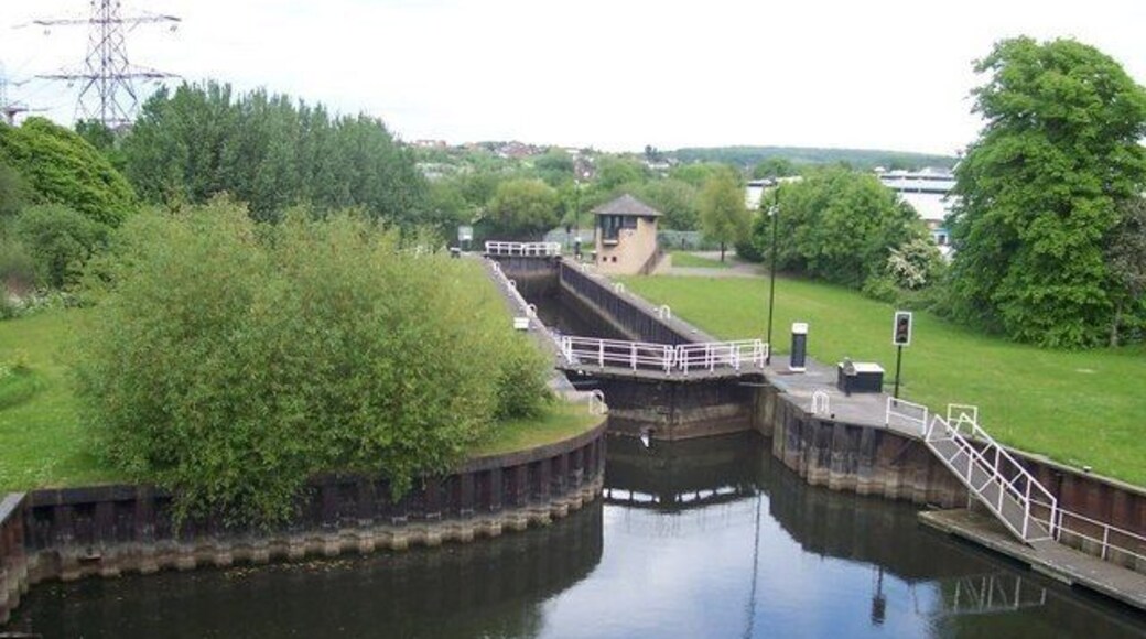 Lock on the Don A lock on the River Don, bypassing the weir near Aldwarke.