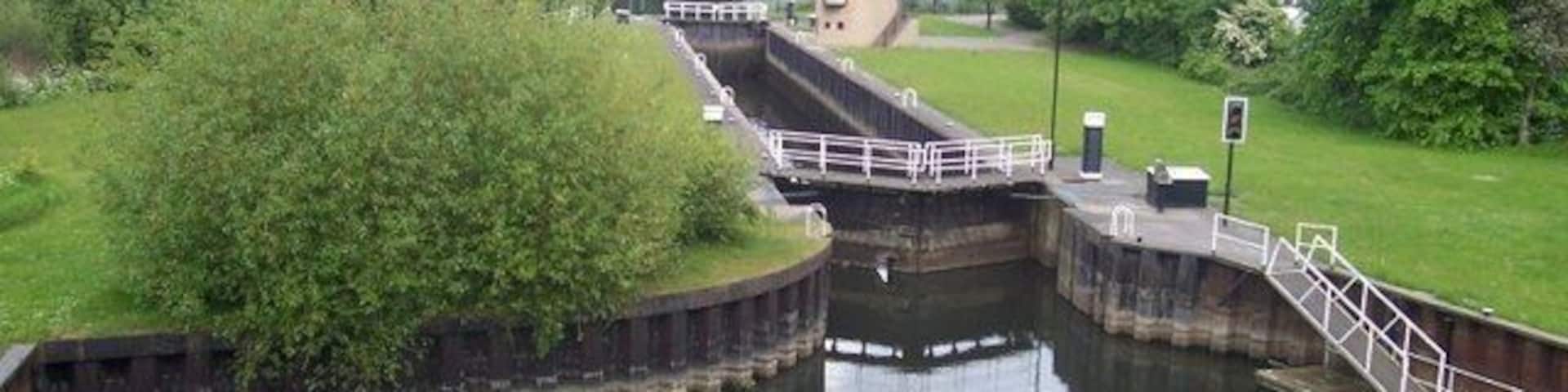 Lock on the Don A lock on the River Don, bypassing the weir near Aldwarke.