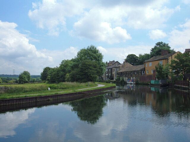 Leeds-Liverpool Canal at Rodley Looking east (towards Leeds) from the moorings near the Rodley Barge pub.