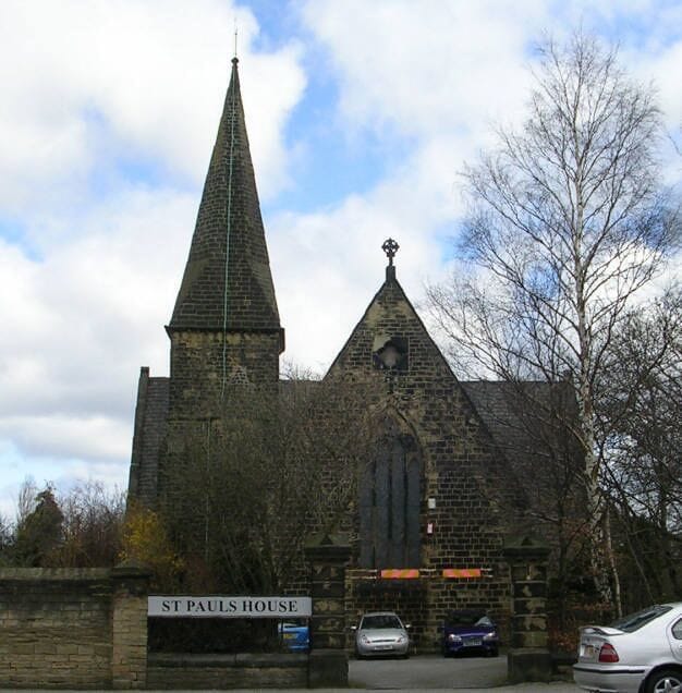 Casa de San Pablo, una iglesia con un campanario alto y una torre de reloj.