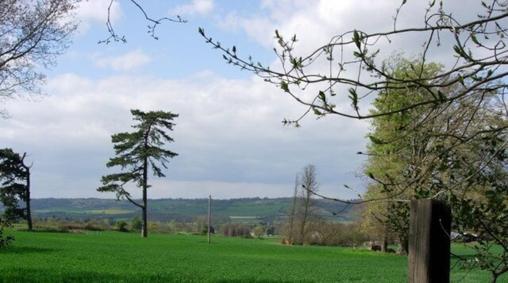 Farmland looking towards M25 and North Downs. Over the fields is Brasted village on the busy A25 with the equally busy and noisy M25 motorway beyond that, with the North downs in the distance.
