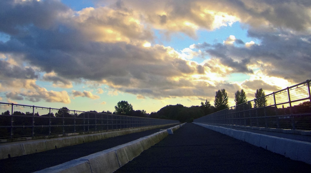 Bridge over Radcliff rd