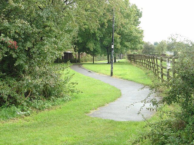 Link to Royal Hill Road Manicured footpath connecting Royal Hill Road with the rural footpaths to the north of Spondon.