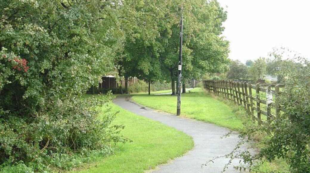 Link to Royal Hill Road Manicured footpath connecting Royal Hill Road with the rural footpaths to the north of Spondon.