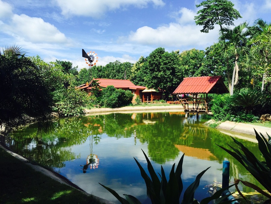 I've stayed @ this place before. Off the grid,clean,very affordable,&Y5 is good.
It's called the Bansuan Resort