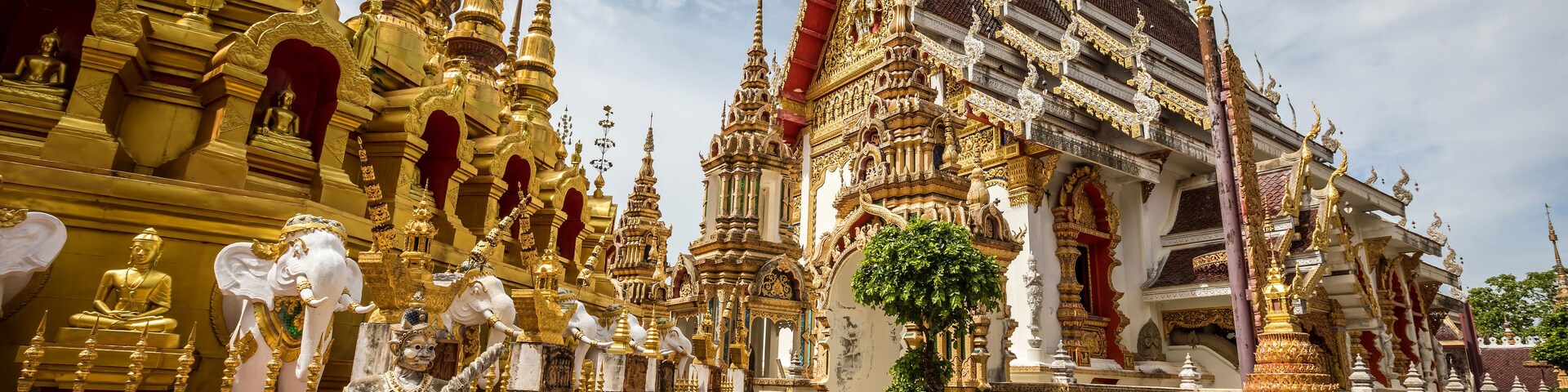 Un templo dorado con arquitectura intrincada y estatuas.