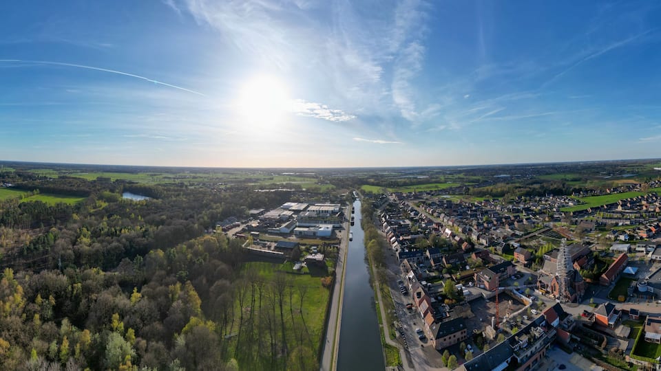 Aerial view of residential canal area in Rijkevorsel, België with suburban housing and waterway infrastructure