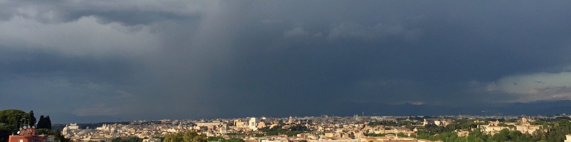 Une vue d'une ville avec un ciel nuageux.