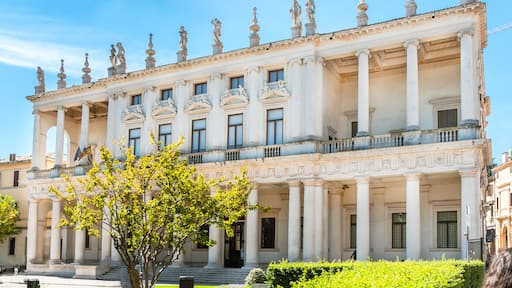 The Palazzo was commissioned from Palladio by Count Girolamo Chiericati.The architect started the works in 1550,some further work was completed under the patronage of Chiericati's son and heir Valerio