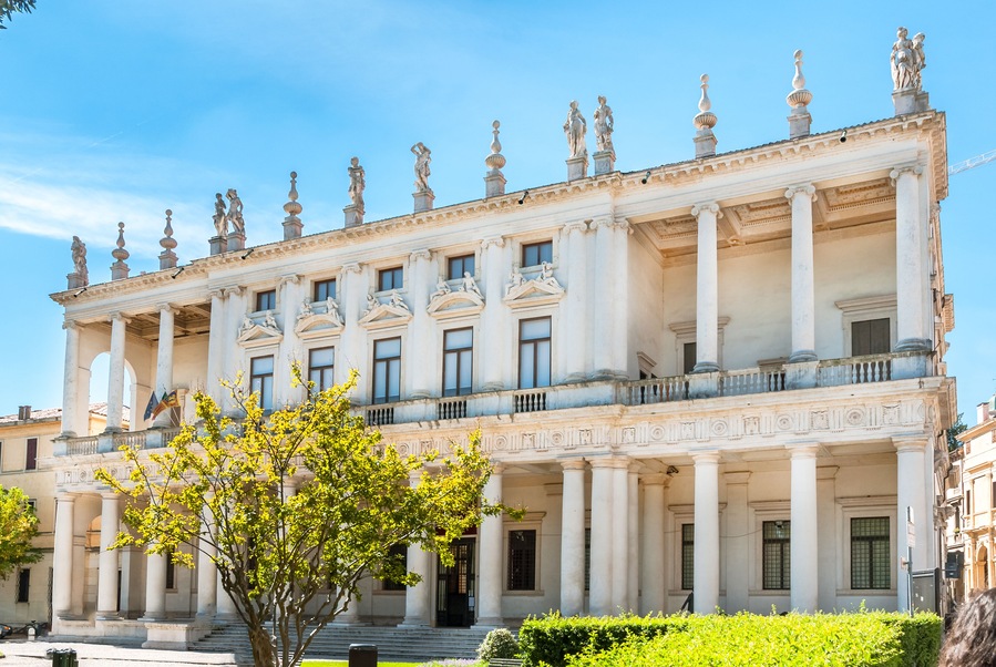 The Palazzo was commissioned from Palladio by Count Girolamo Chiericati.The architect started the works in 1550,some further work was completed under the patronage of Chiericati's son and heir Valerio