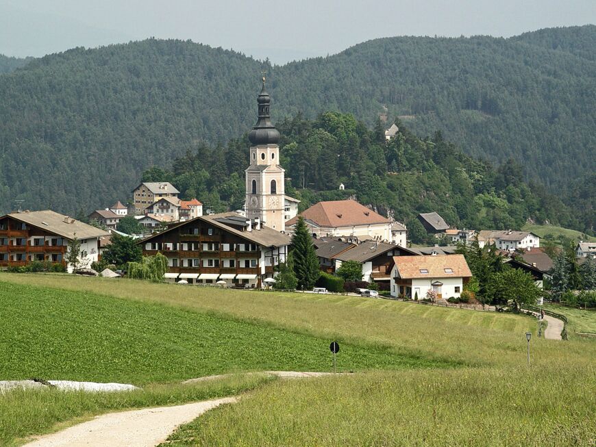 Kastelruth This media shows the cultural heritage monument with the number 15279 in South Tyrol.