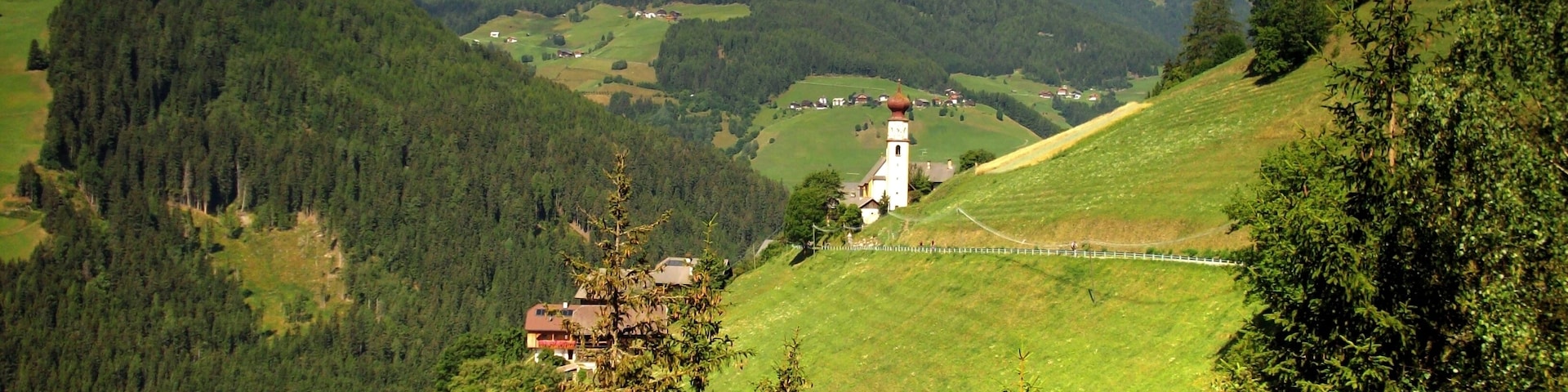 tiefe Wolke in Enneberg, davor die Kirche St. Georg This media shows the cultural heritage monument with the number 14547 in South Tyrol.