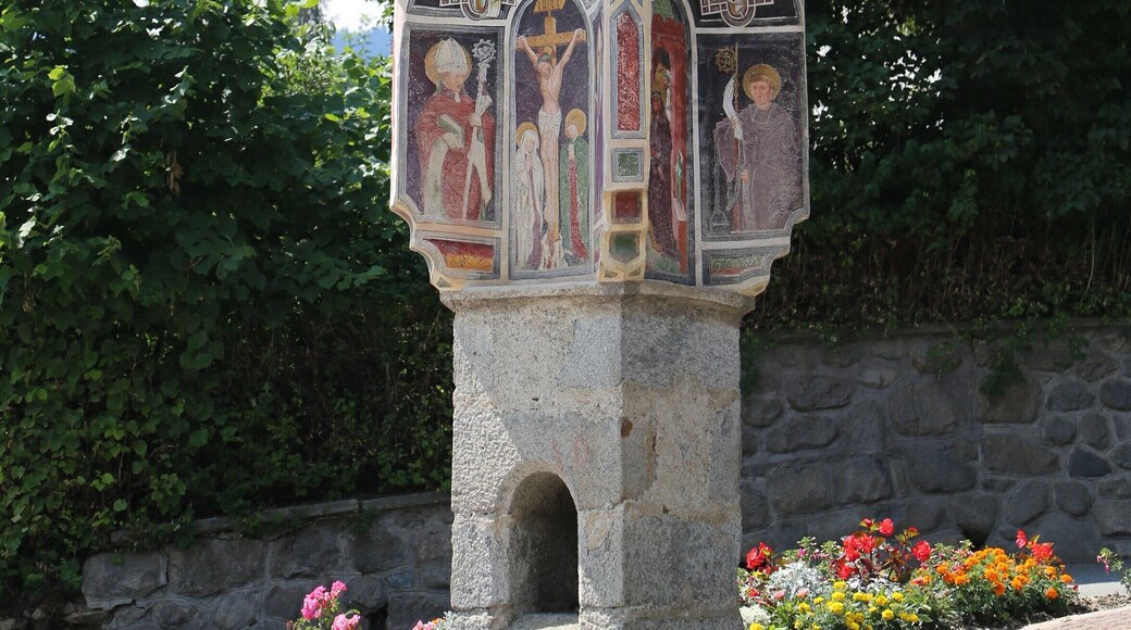 Tabernakelbildstock in Taisten This media shows the cultural heritage monument with the number 17974 in South Tyrol. Sockel auf Quadern, gemauerter Aufsatz mit vier flachen Rundbogennischen. Pyramidendach mit Schindeln. In den Nischen Wandgemälde aus dem dritten Viertel des 15. Jh