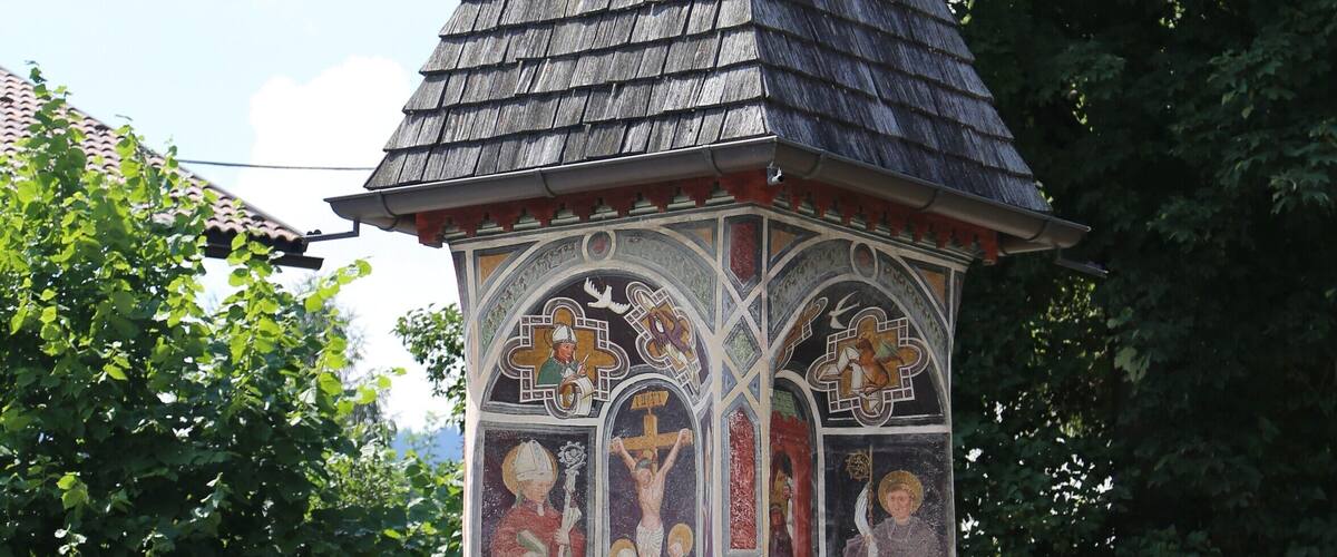 Tabernakelbildstock in Taisten This media shows the cultural heritage monument with the number 17974 in South Tyrol. Sockel auf Quadern, gemauerter Aufsatz mit vier flachen Rundbogennischen. Pyramidendach mit Schindeln. In den Nischen Wandgemälde aus dem dritten Viertel des 15. Jh