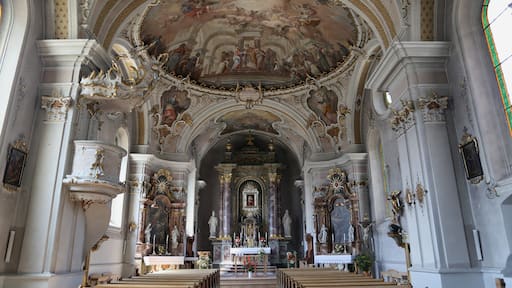 St. Ingenuin und Albuin, Welsberg-Taisten This media shows the cultural heritage monument with the number 17963 in South Tyrol. Spitzturm, abgesetzter, abgerundeter Chor, dahinter Sakristeianbau. Geschwungener Giebel und gemalte Pilasterarchitektur an der Fassade. Ab 1770 wurde der spätgotische Kirchenbau durch Franz Singer umgebaut: Tonnengewölbe und Flachkuppel, Wandpfeilerraum. Freskenausstattung von Franz Anton Zeiller, 1771. 1472 wurde die Grabkapelle der Grafen von Welsberg angebaut: Zentralbau auf quadratischem Grundriß, Pyramidendach mit Dachreiter.