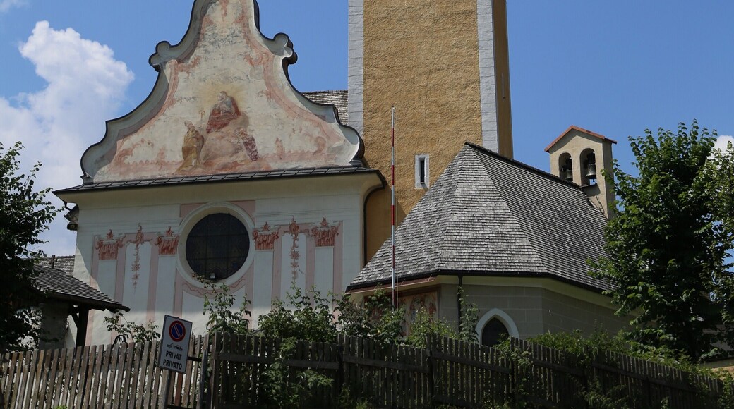 St. Ingenuin und Albuin, Welsberg-Taisten This media shows the cultural heritage monument with the number 17963 in South Tyrol. Spitzturm, abgesetzter, abgerundeter Chor, dahinter Sakristeianbau. Geschwungener Giebel und gemalte Pilasterarchitektur an der Fassade. Ab 1770 wurde der spätgotische Kirchenbau durch Franz Singer umgebaut: Tonnengewölbe und Flachkuppel, Wandpfeilerraum. Freskenausstattung von Franz Anton Zeiller, 1771. 1472 wurde die Grabkapelle der Grafen von Welsberg angebaut: Zentralbau auf quadratischem Grundriß, Pyramidendach mit Dachreiter.