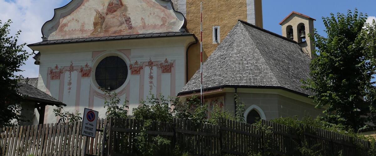 St. Ingenuin und Albuin, Welsberg-Taisten This media shows the cultural heritage monument with the number 17963 in South Tyrol. Spitzturm, abgesetzter, abgerundeter Chor, dahinter Sakristeianbau. Geschwungener Giebel und gemalte Pilasterarchitektur an der Fassade. Ab 1770 wurde der spätgotische Kirchenbau durch Franz Singer umgebaut: Tonnengewölbe und Flachkuppel, Wandpfeilerraum. Freskenausstattung von Franz Anton Zeiller, 1771. 1472 wurde die Grabkapelle der Grafen von Welsberg angebaut: Zentralbau auf quadratischem Grundriß, Pyramidendach mit Dachreiter.