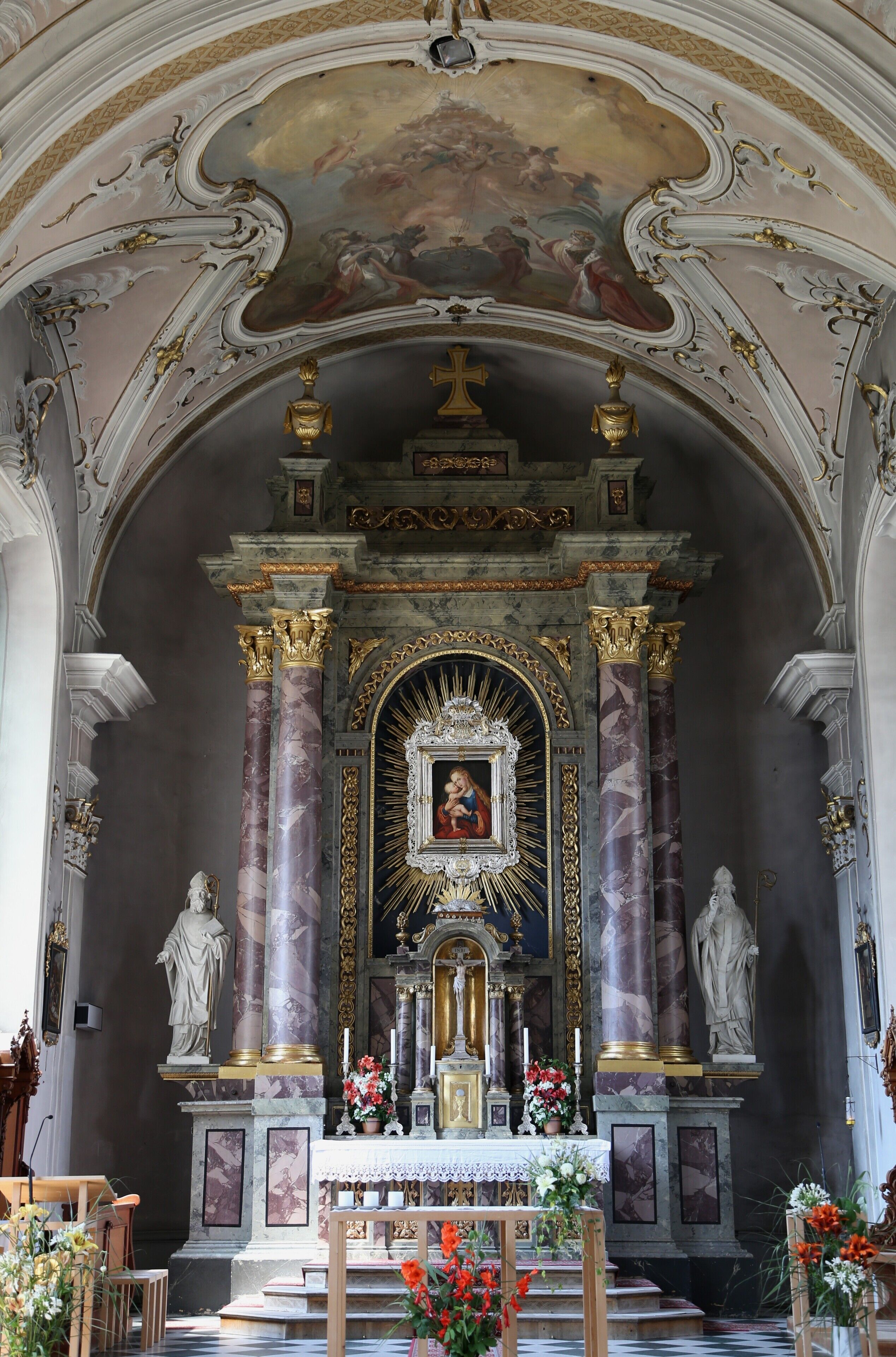 St. Ingenuin und Albuin, Welsberg-Taisten This media shows the cultural heritage monument with the number 17963 in South Tyrol. Spitzturm, abgesetzter, abgerundeter Chor, dahinter Sakristeianbau. Geschwungener Giebel und gemalte Pilasterarchitektur an der Fassade. Ab 1770 wurde der spätgotische Kirchenbau durch Franz Singer umgebaut: Tonnengewölbe und Flachkuppel, Wandpfeilerraum. Freskenausstattung von Franz Anton Zeiller, 1771. 1472 wurde die Grabkapelle der Grafen von Welsberg angebaut: Zentralbau auf quadratischem Grundriß, Pyramidendach mit Dachreiter.