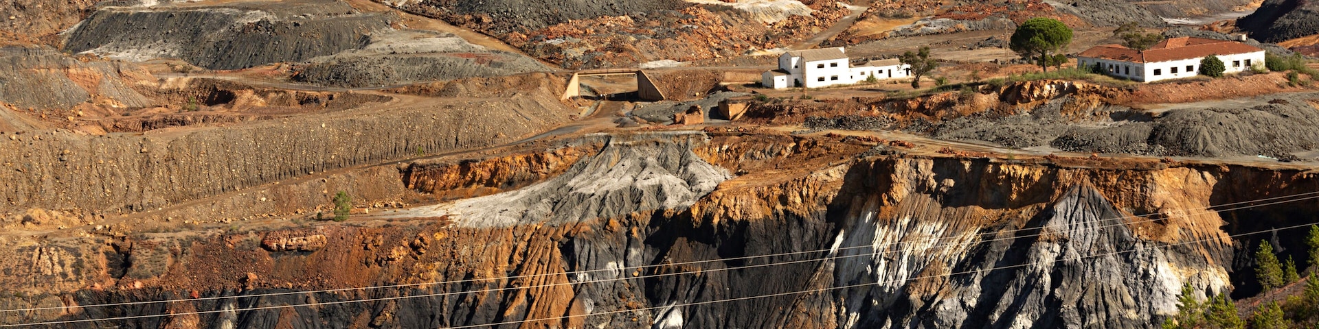 Zona minera con terreno accidentado y vegetación escasa.