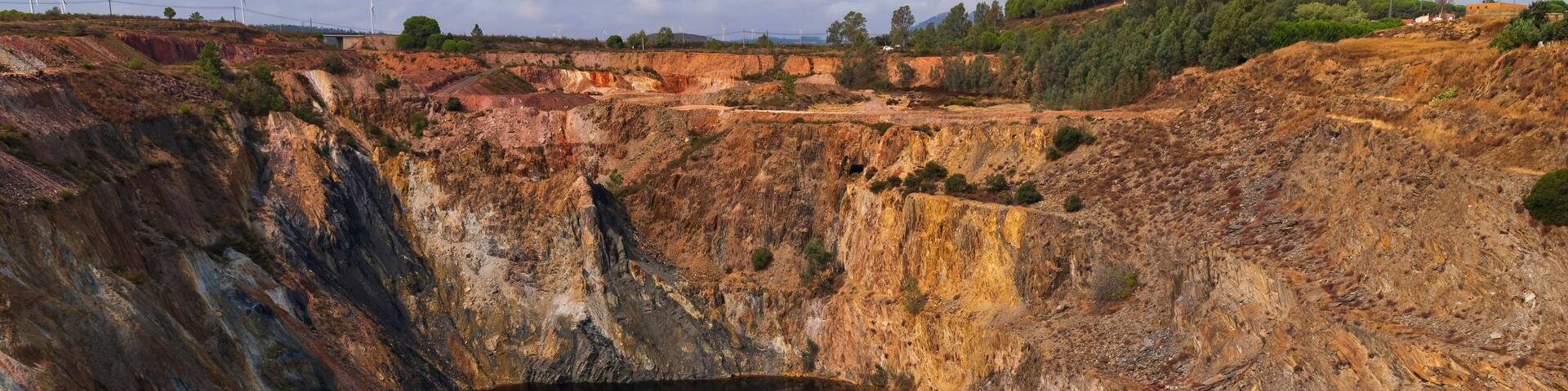 Corta Filón Norte es una explotación minera que ya no está activa. Actualmente tiene 900 metros de largo, 300 metros de ancho y 150 metros de profundidad, y se encuentra en las minas de Tharsis.