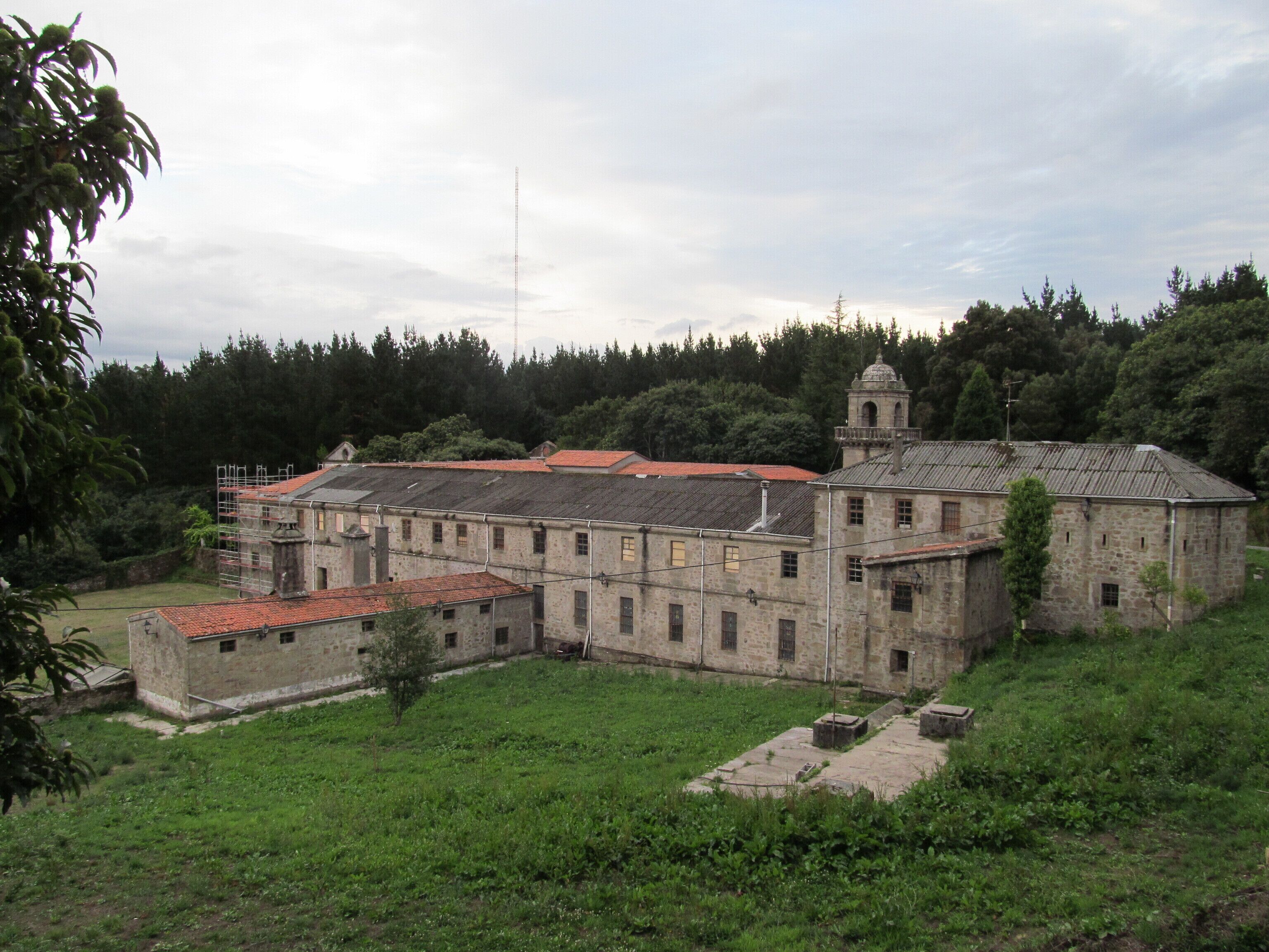 Monasterio de Santa Catalina de Montefaro (Ares) A Coruña, Galicia, España, en fase de restauración. El monasterio tiene un origen románico, a lo largo de la historia sufrió grandes modificaciones, la más grande fue en el siglo XVIII, dándole a la iglesia un aspecto barroco.