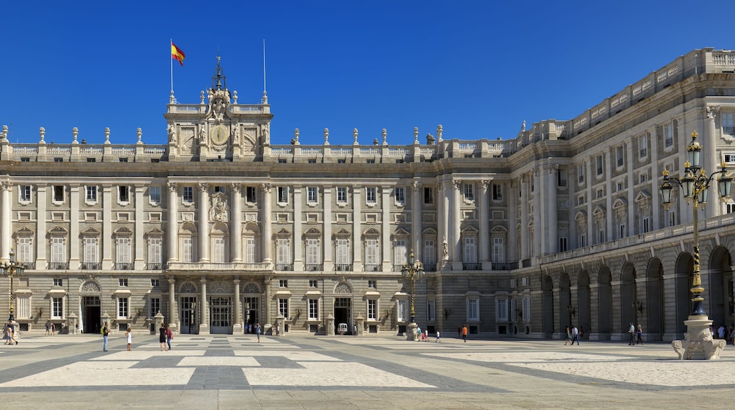 Ein prächtiges, historisches Gebäude mit klassischer Architektur, das Säulen, Statuen und einen großen Innenhof aufweist.