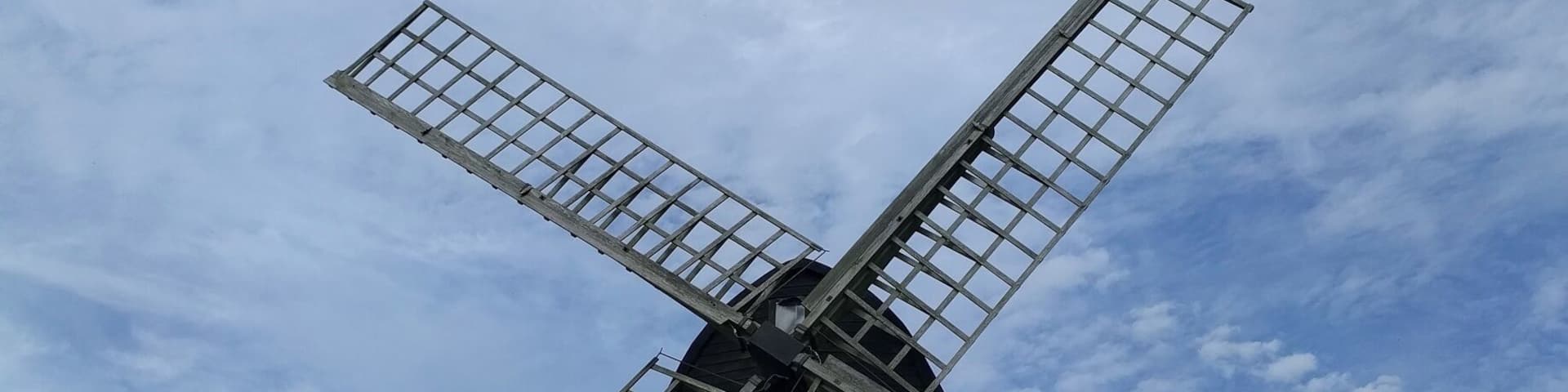Pitstone Windmill - this is one of the earliest windmill in UK. This is located between Ivinghoe and Pitstone in Buckinghamshire, England. It is a part of the National Trust site. This is a must visit if you are around, it's majestic!!
#lifeatexpedia,
#englishcountryside,
#nationaltrust