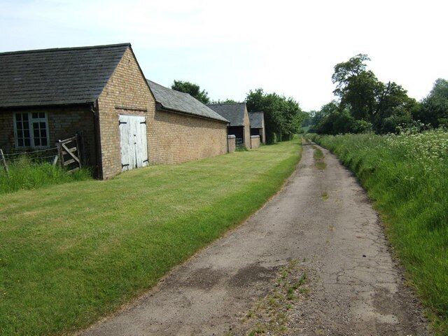 Centre Farm, Battlesden. These buildings belong to Centre Farm in Battlesden. The track continues to Hill Farm (see 171948) and according to my old 1:50000 is marked as a yellow (drivable) lane - but having seen the other end of it I think it would be a little cruel to an ordinary saloon car !