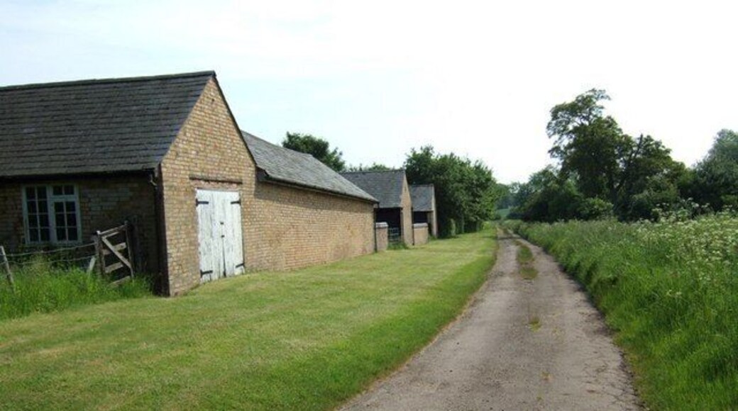 Centre Farm, Battlesden. These buildings belong to Centre Farm in Battlesden. The track continues to Hill Farm (see 171948) and according to my old 1:50000 is marked as a yellow (drivable) lane - but having seen the other end of it I think it would be a little cruel to an ordinary saloon car !