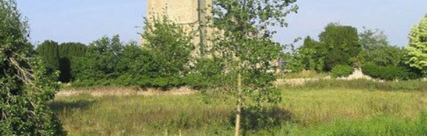 SS Peter and Paul parish church, Olney, Buckinghamshire, seen from a bridge over the River Great Ouse