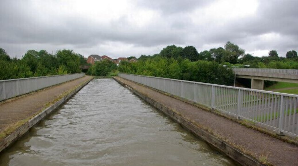 Grafton Street Aqueduct This aqueduct - the first to be built on the canal network for 50 years - was opened in 1991 and carries the Grand Union Canal over Grafton Street.