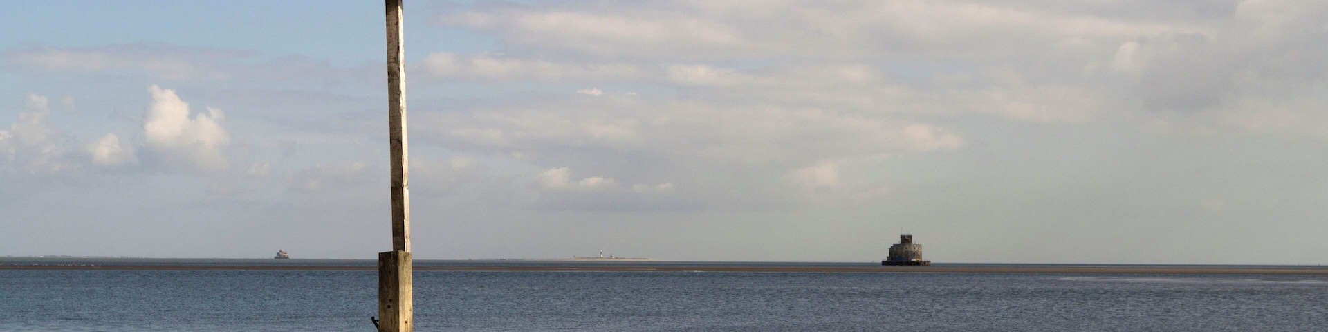 Haile Sand Fort, Bull Fort and, in the distance, Spurn Point Lighthouse.